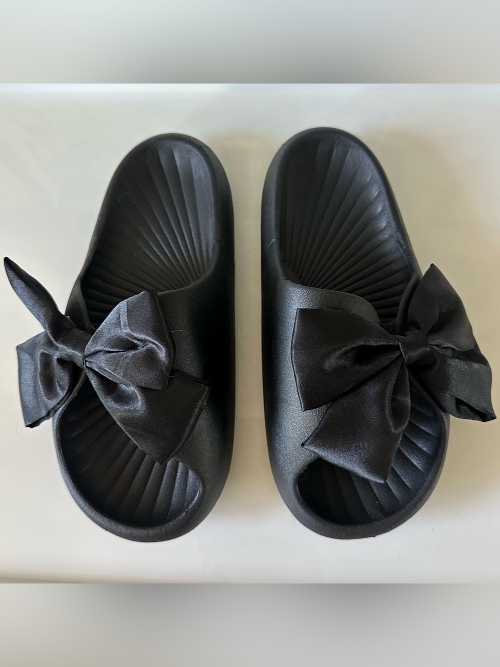 black pool slides w satin bows / sz 7.5